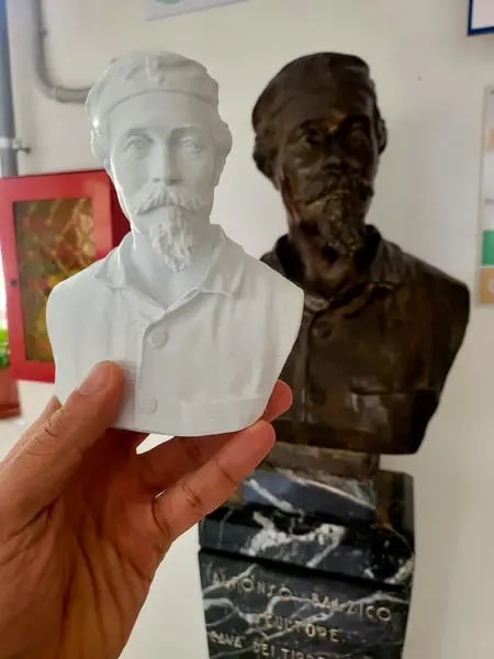 Модель Альфонсо Бальзико, напечатанная на 3D-принтере, и бронзовый бюст
