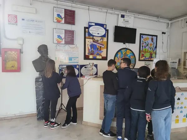 Учащиеся изучают бронзовый бюст Альфонсо Бальзико