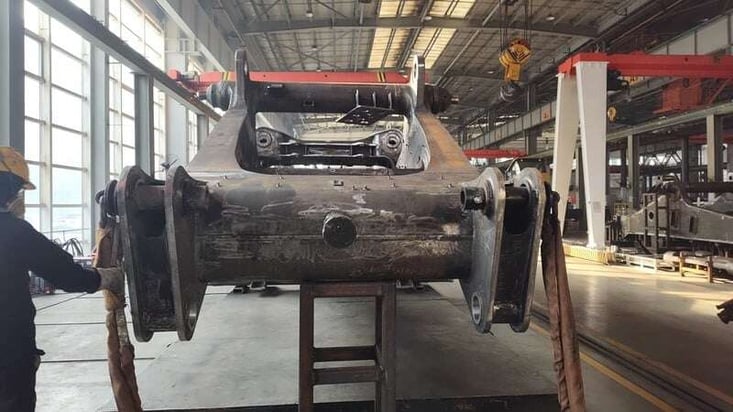 Крупногабаритная деталь карьерного самосвала