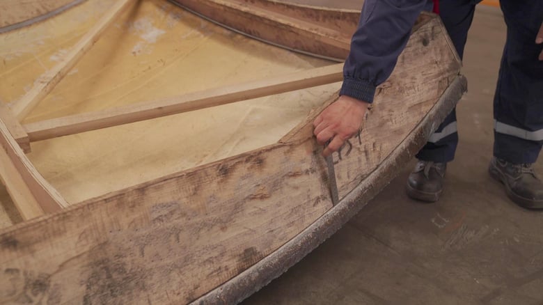 Работник компании Shenzhou проверяет заготовку традиционным ручным способом.