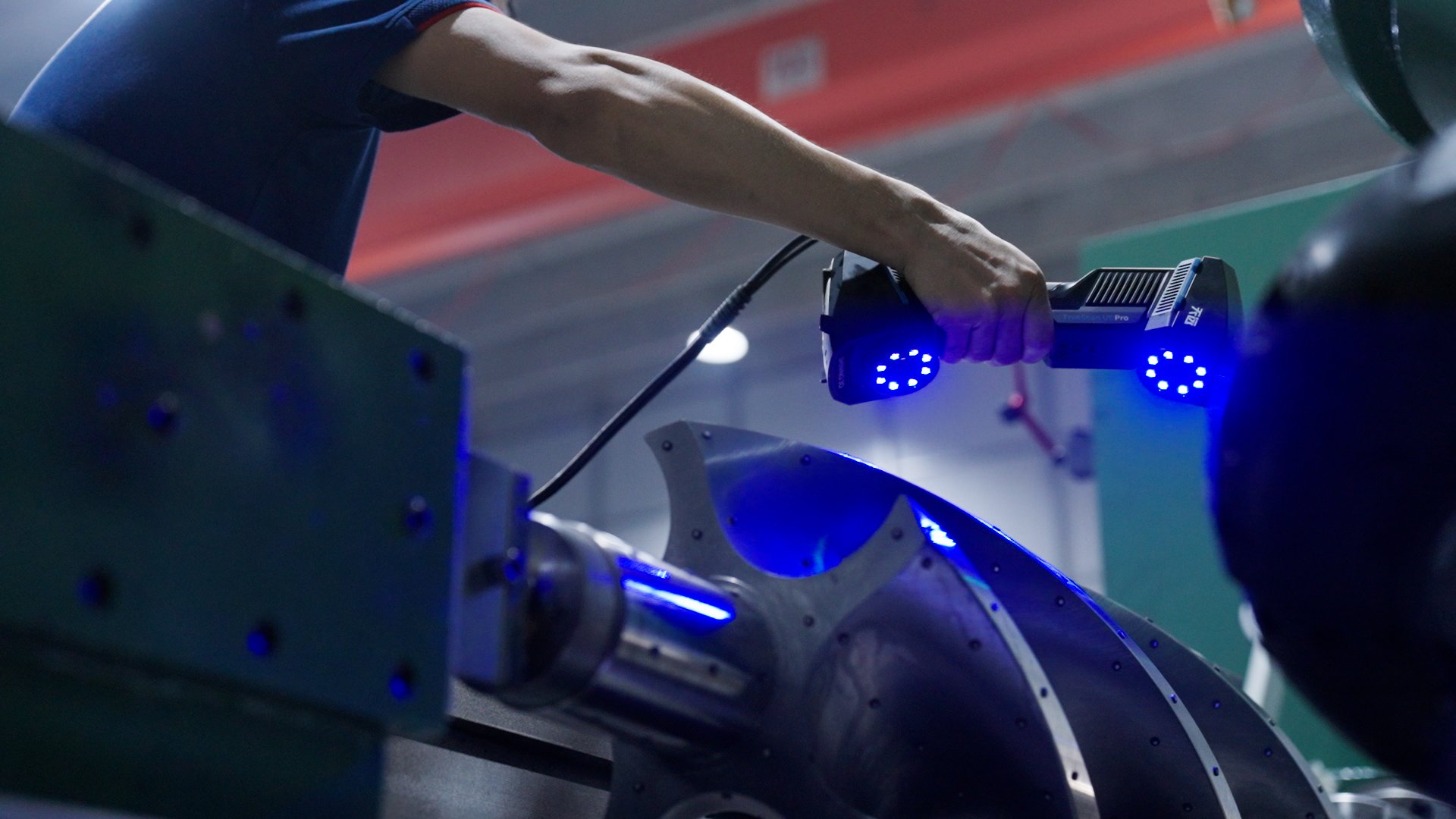 В сканере FreeScan UE Pro для высокоточной 3D-съемки объекта используются голубые лазеры.