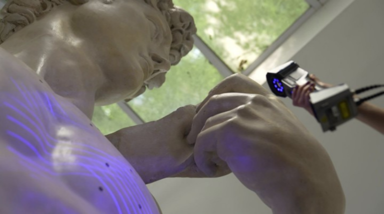 Сканирование гипсовой отливки Давида с помощью 3D-сканера FreeScan UE 7.
