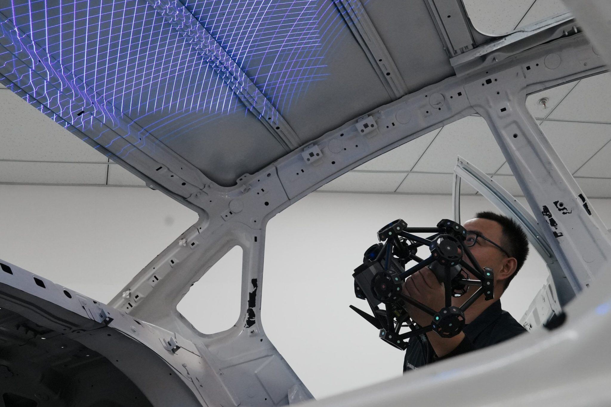 3D-сканирование «белого кузова» (BIW) автомобиля с помощью FreeScan Trak Pro2