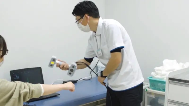 Scanning a patient’s arm using the EinScan H 3D scanner