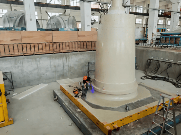 Деревянный муляж главного вала ветряной турбины высотой 5 метров и размером 4 метра.