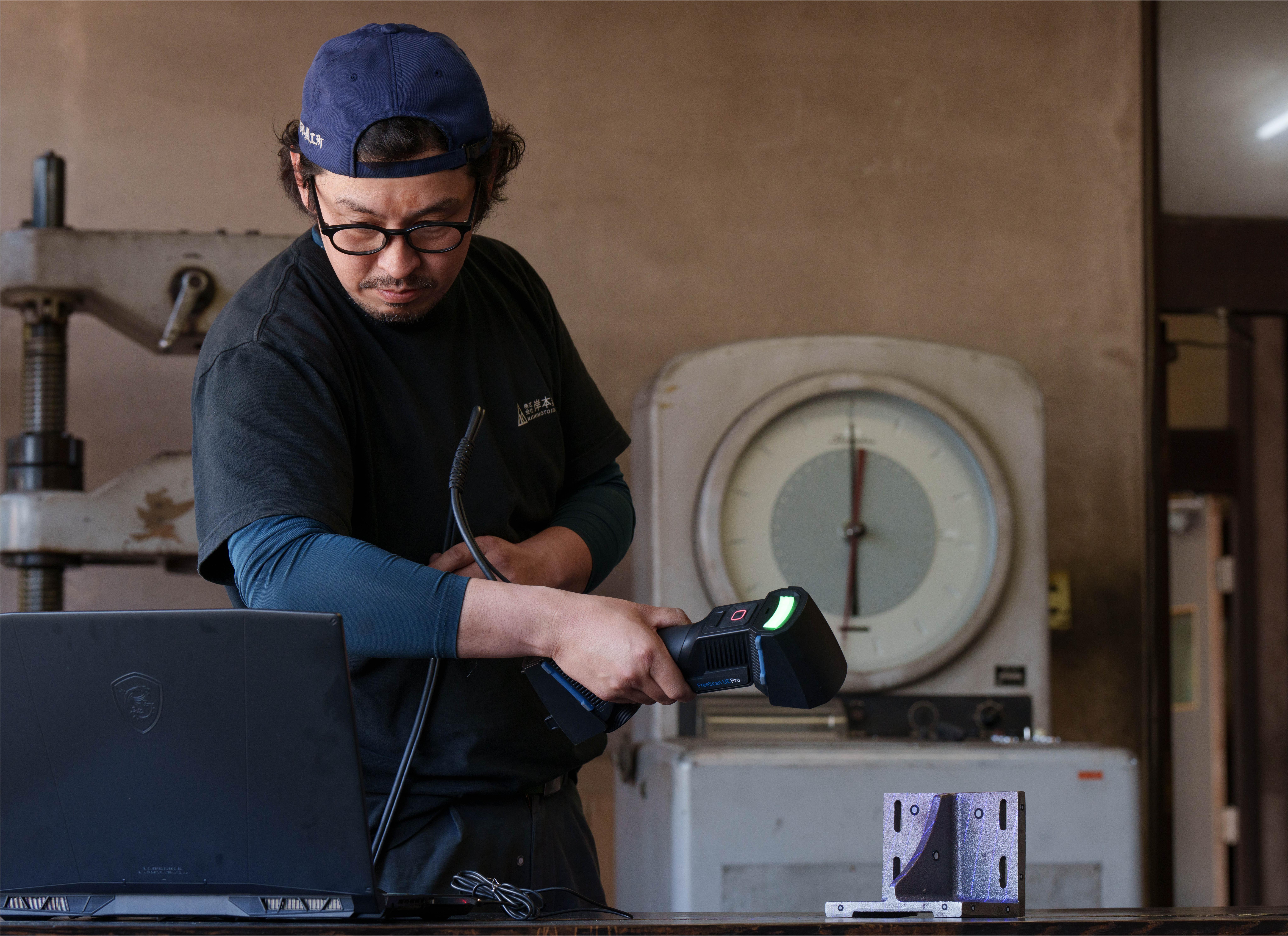 Г-н Кишимото сканирует отливку с помощью FreeScan UE Pro