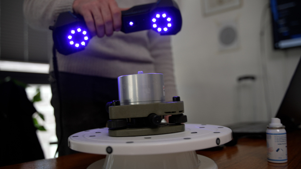 Модель FreeScan UE Pro способна сканировать металлические поверхности и сложные детали.