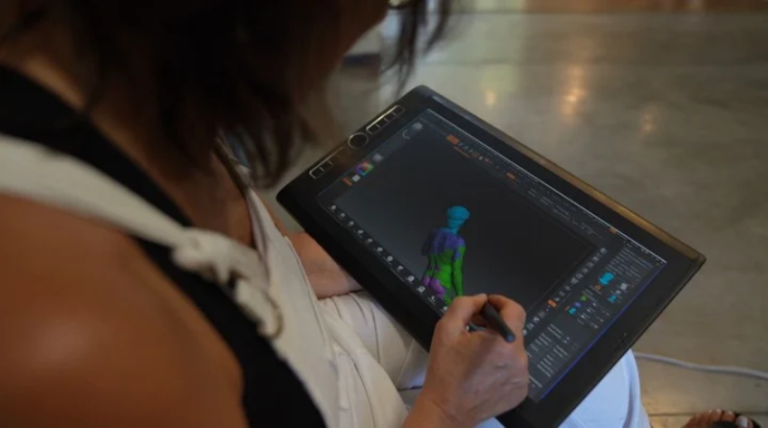 Гизела обрабатывает 3D-модель.