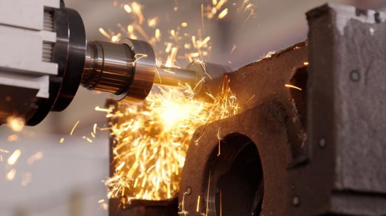 Шлифовка металлической отливки для устранения дефектов