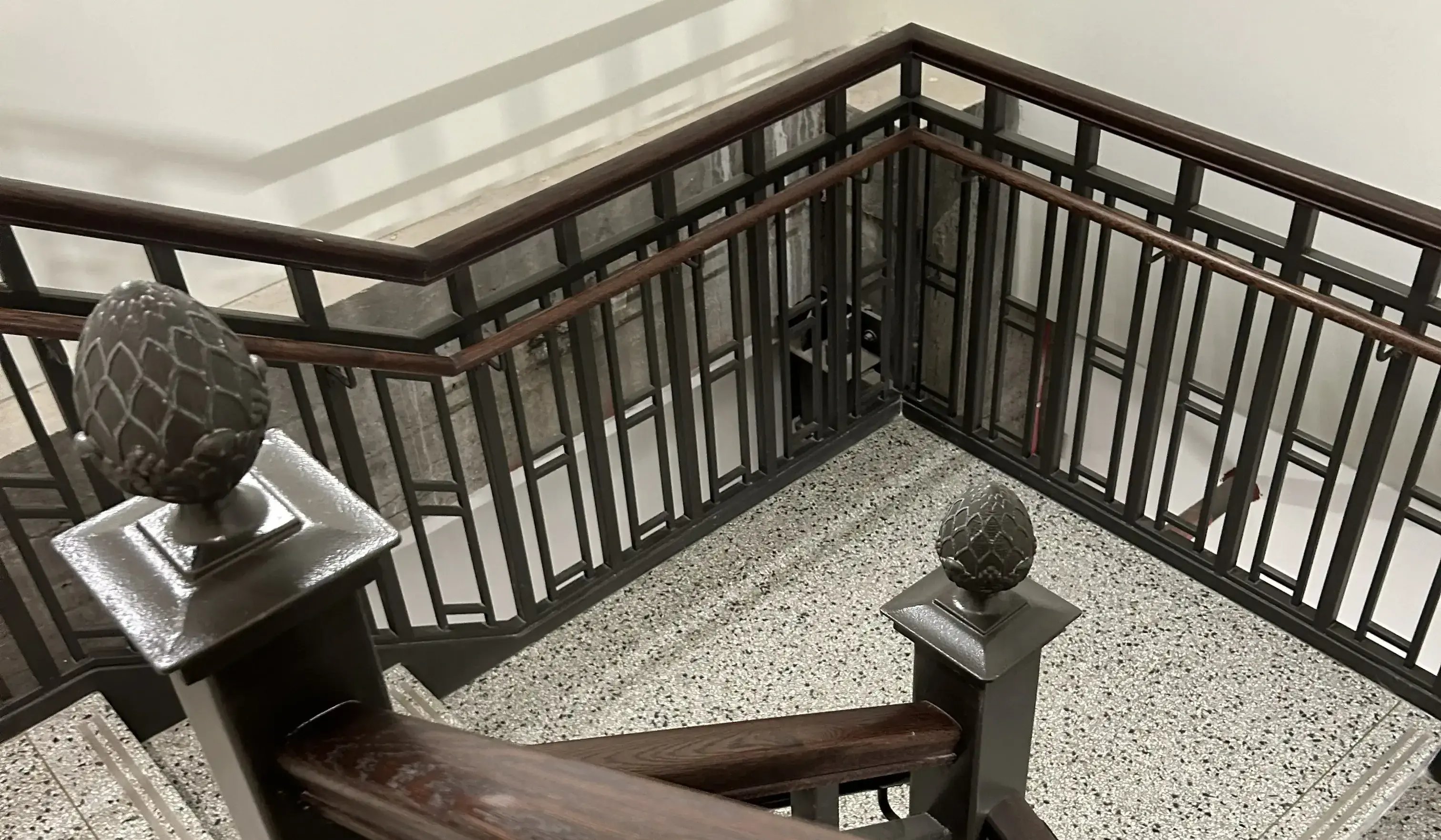 Установленные навершия перил