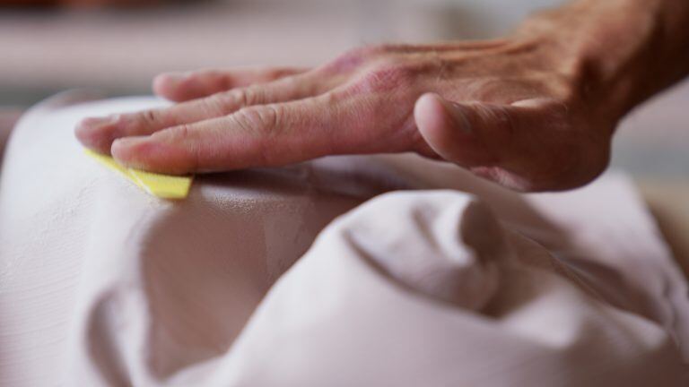 Ручная шлифовка для улучшения формы.