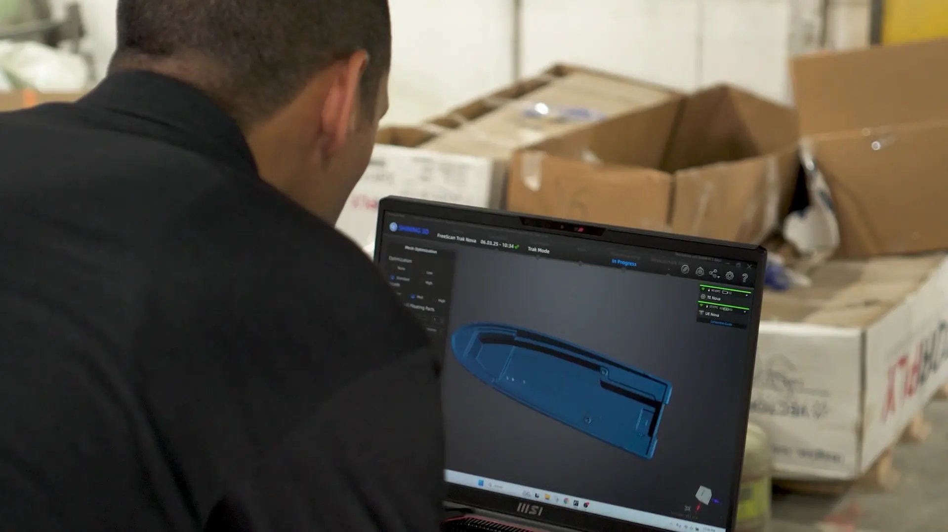 Специалист SHINING 3D проверяет результаты сканирования