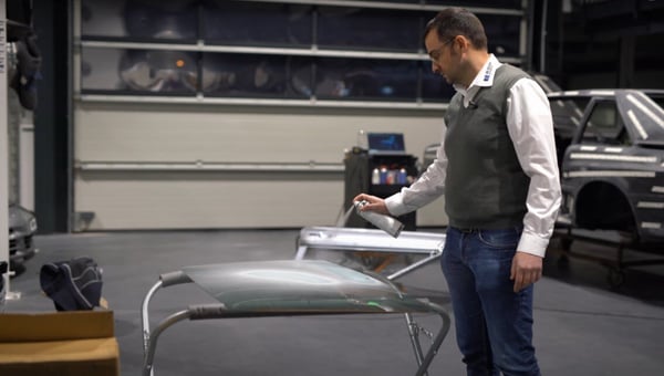 Нанесение прозрачных автомобильных стекол для облегчения 3D-сканирования