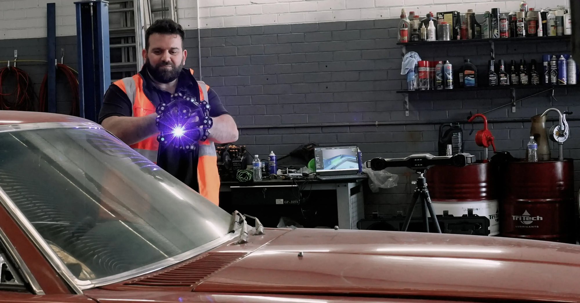 Саад сканирует весь кузов автомобиля с помощью FreeScan Trak Nova