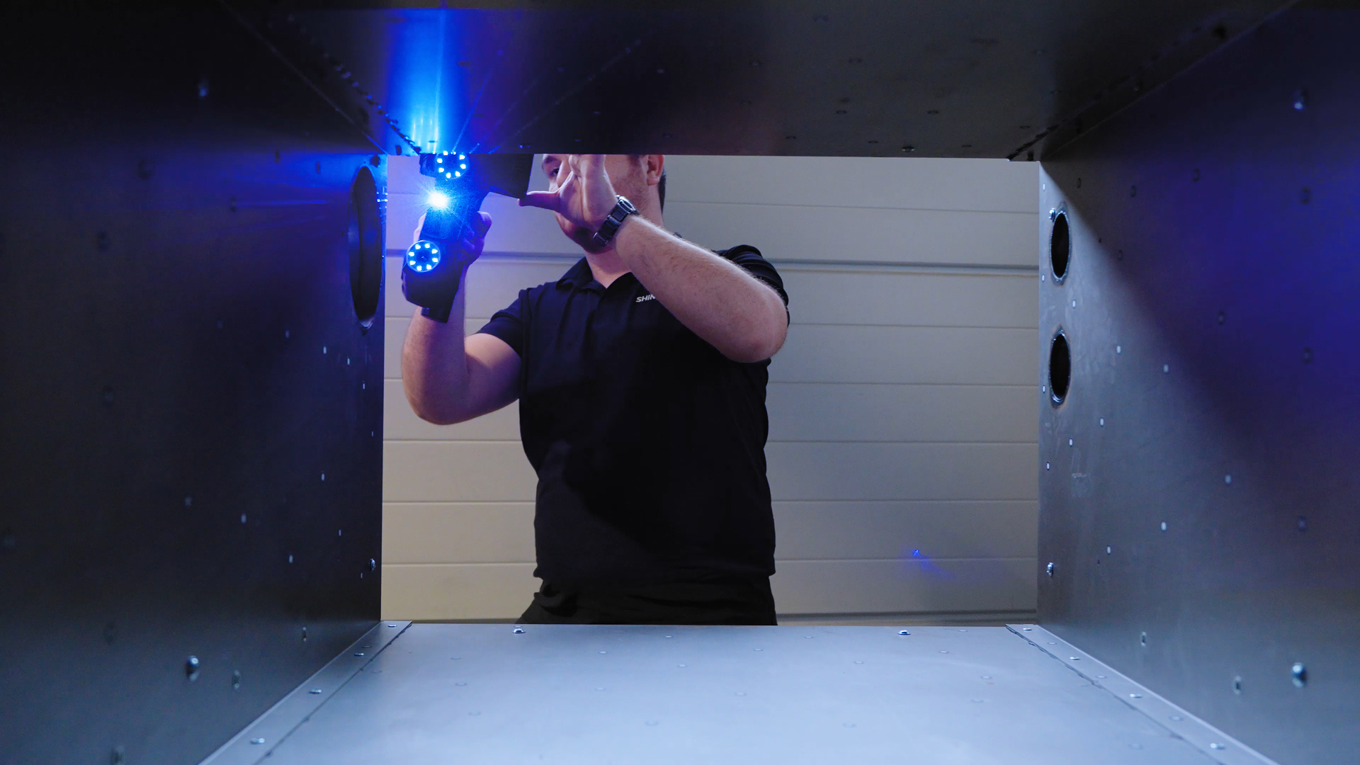 Инженер-технолог снимает 3D-данные контейнера с аккумулятором с помощью FreeScan Omni (2)